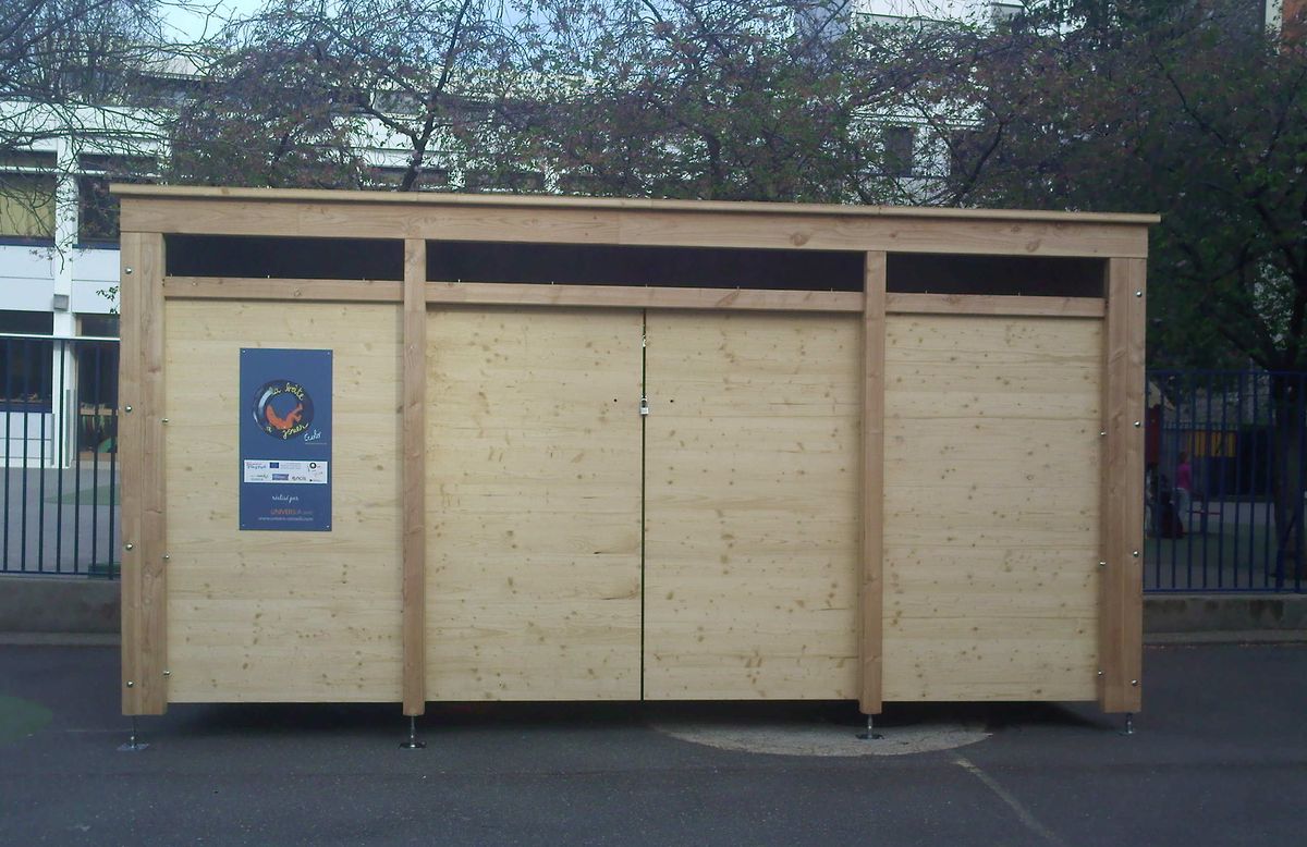 La Boîte à Jouer, une cabane en bois dans la cour de l’école