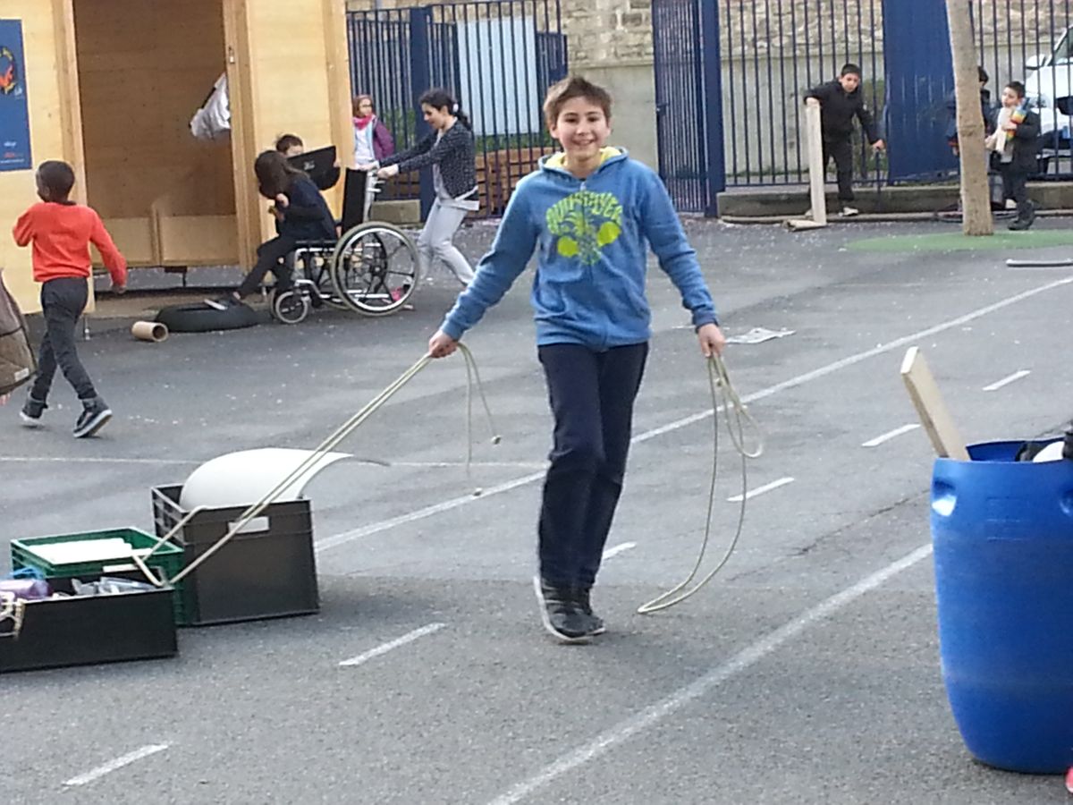 Un enfant joue à la corde devant la Boîte à Jouer ouverte